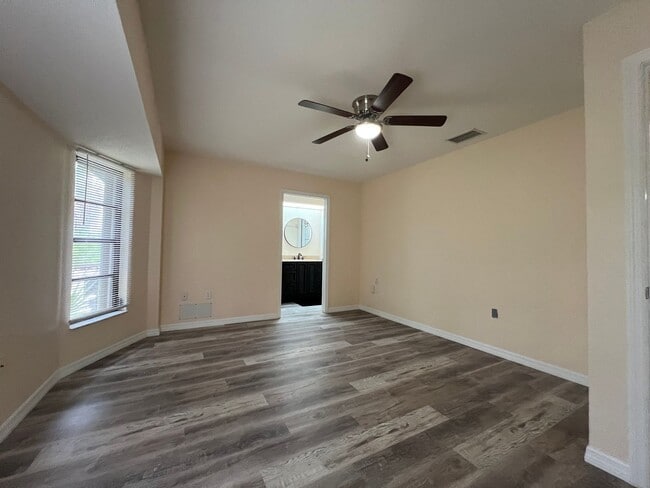 Building Photo - 18090 Avonsdale Cir