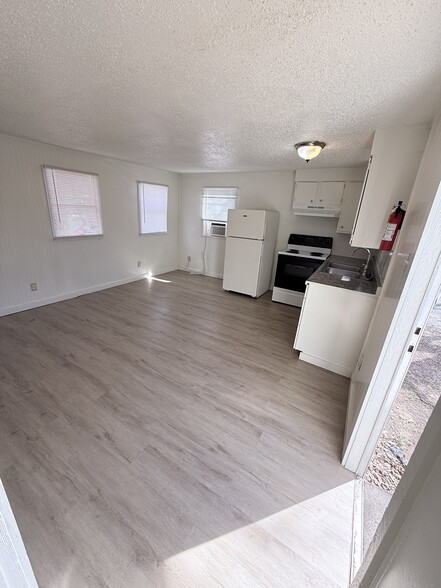 Building Photo - 215 Weeks Rd