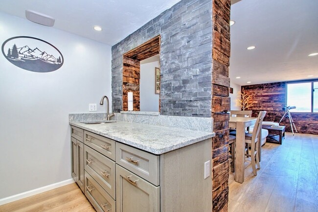 Building Photo - Cedar Lodge 305