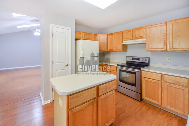 Building Photo - 740 Sweet Creek Dr