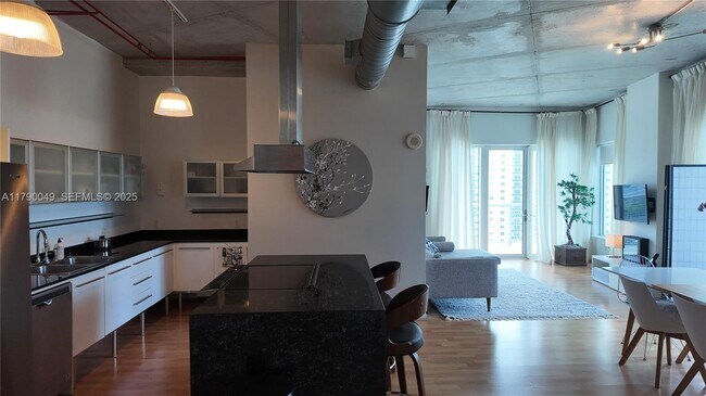 Building Photo - 10 SW South River Dr