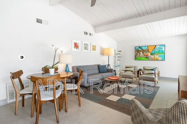 Building Photo - 915 E Racquet Club Rd