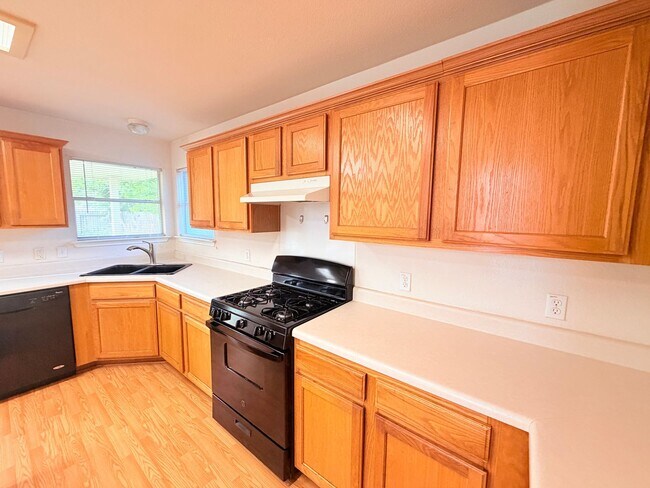 Building Photo - 3 BEDROOMS + AN OFFICE, 3 FULL BATHROOMS -  LIGHT AND BRIGHT INSIDE