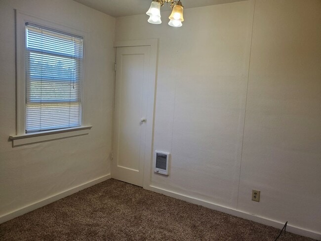 Building Photo - Darling 2 bedroom between Manette & Illahee