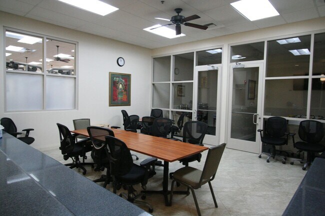 Building Photo - 2 bed w/den, 2 bath, 2 car single story house