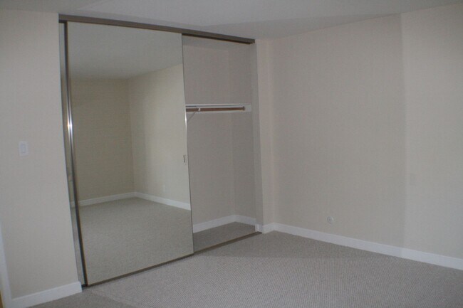 Building Photo - Stunning, large 1 bedroom at Woodlake