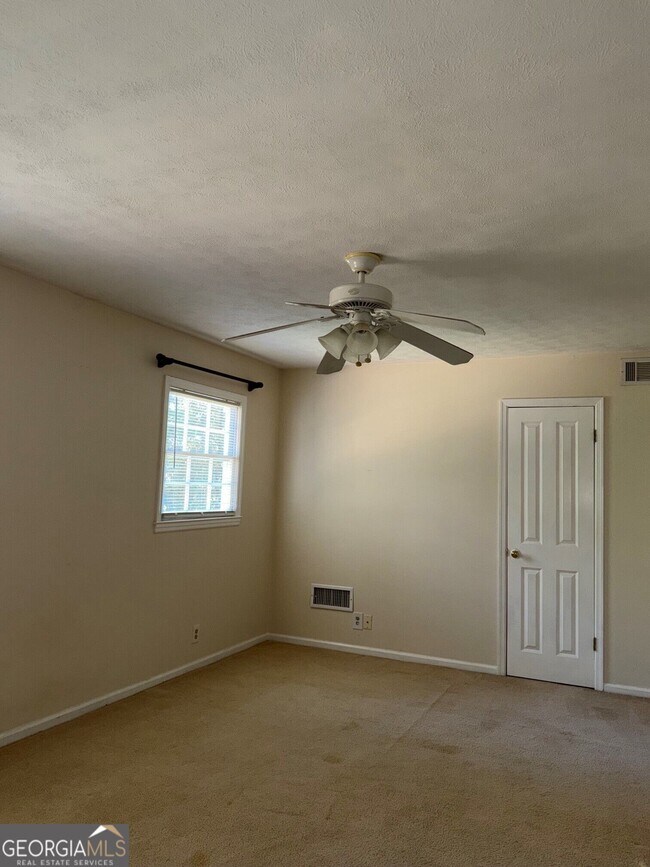 Building Photo - 807 Piney Woods Dr