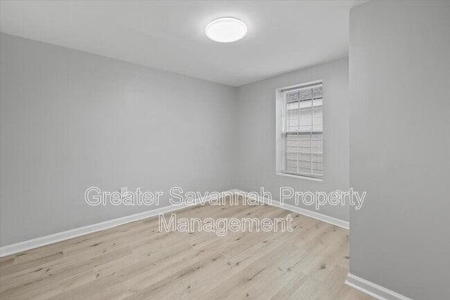 Building Photo - 705 W 47th St