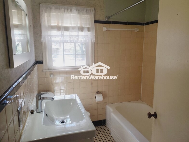 Building Photo - 1951 Dresden Dr