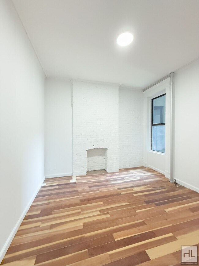 Building Photo - Massive Fort Greene 3-Bed 1-Bath / In Unit W&D / 2-Blocks to Fort Greene Park