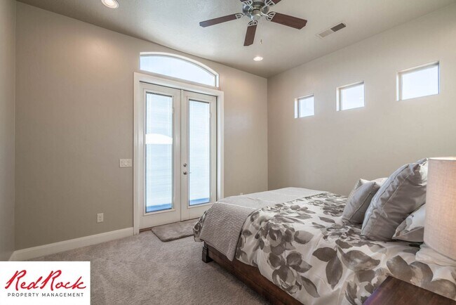 Building Photo - Stunning 2 Bedroom Fully Furnished Home. Community Pool & Mini Golf!