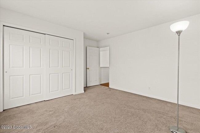 Building Photo - 1 Woodbridge Ct