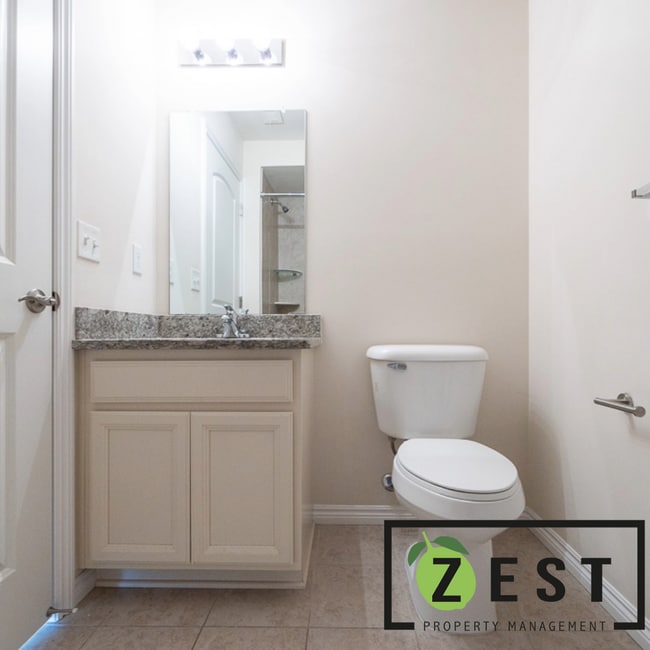 Building Photo - Amazing 3Bedroom 2 Baths