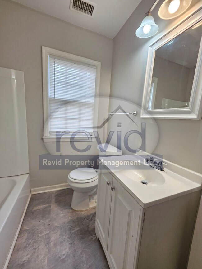 Building Photo - 3 Bedroom Home!!