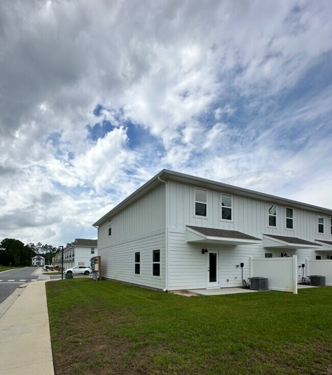 Building Photo - 115 Phoenix St