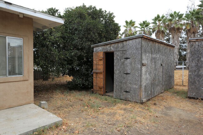 Building Photo - Country Living in the City