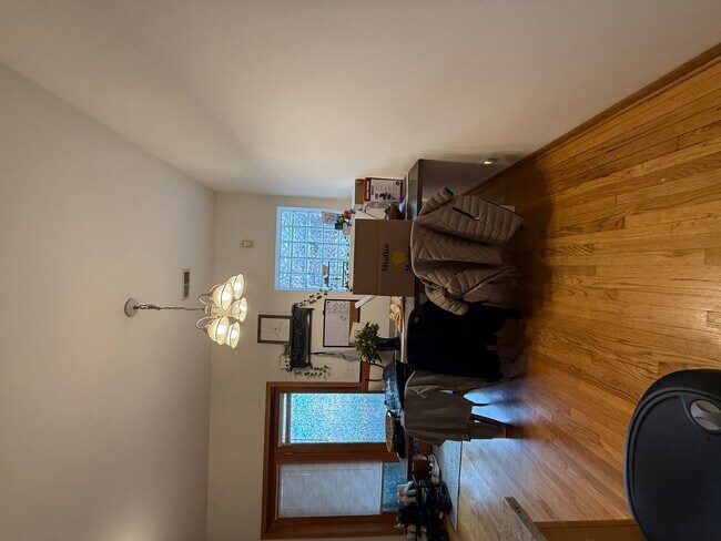 Building Photo - 4103 N Kenmore Ave