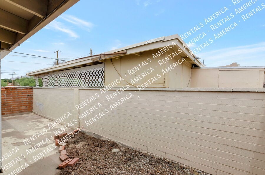 Building Photo - 404 E Yavapai Rd