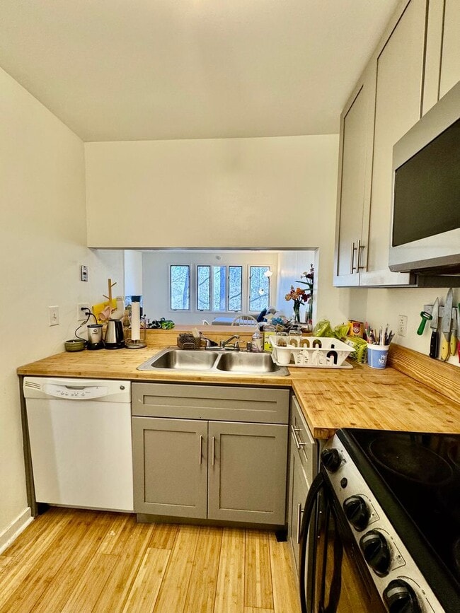 Building Photo - Mill Creek Townhome