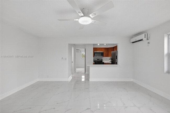 Building Photo - 1520 NE 56th St