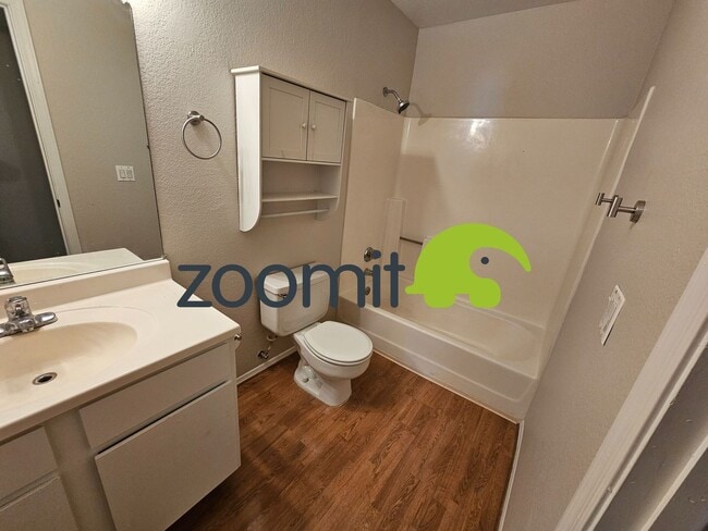 Building Photo - Cute 2 bedroom 2 bath condo in gated community