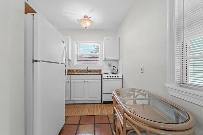 Building Photo - 217 28th St