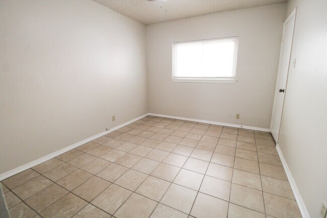 Building Photo - 3223 Tree Grove Dr