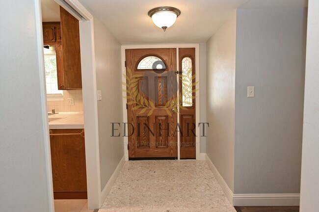 Building Photo - 412 W Sample Ave