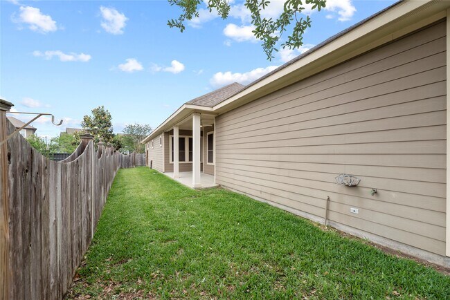 Building Photo - 18423 Blue Hollow Heights Dr