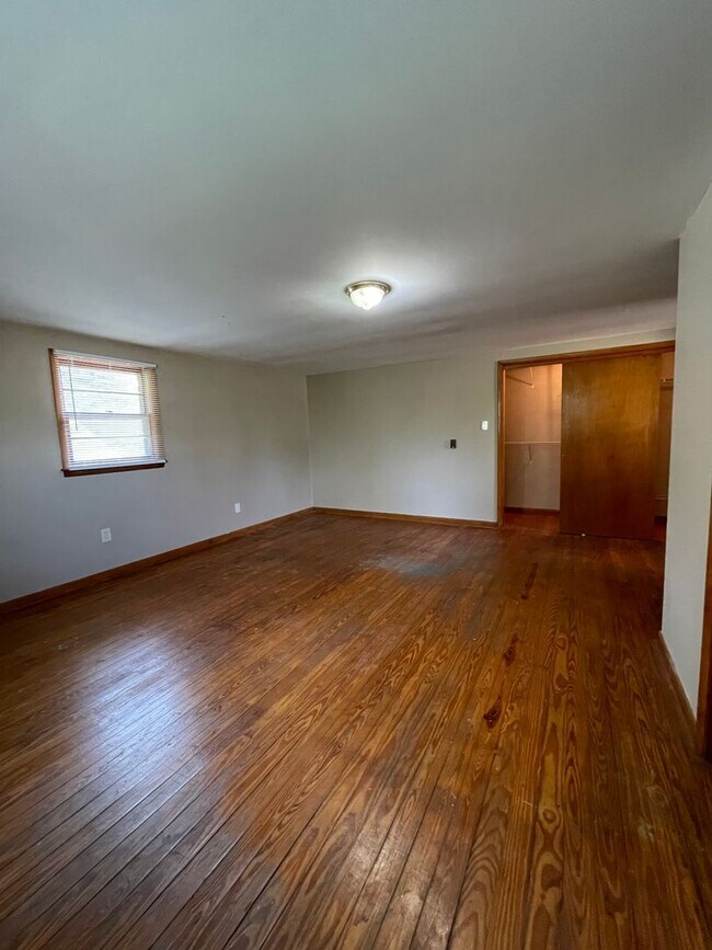 Building Photo - Two Bedroom in Delphi - Available in October