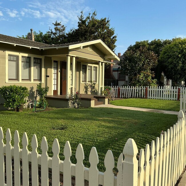 Building Photo - 233 E La Veta Ave