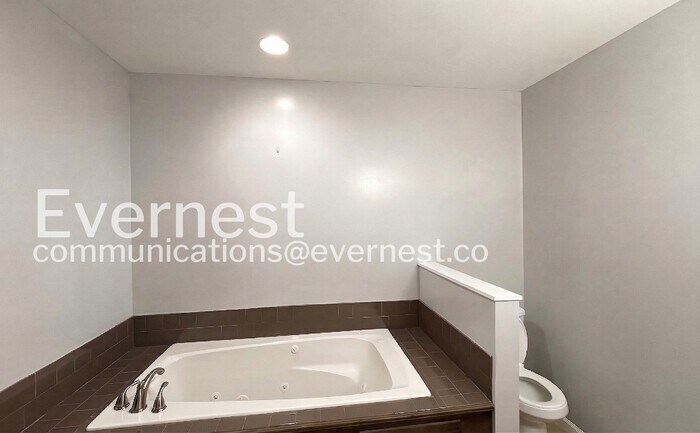 Building Photo - 1300 S Lyerly St