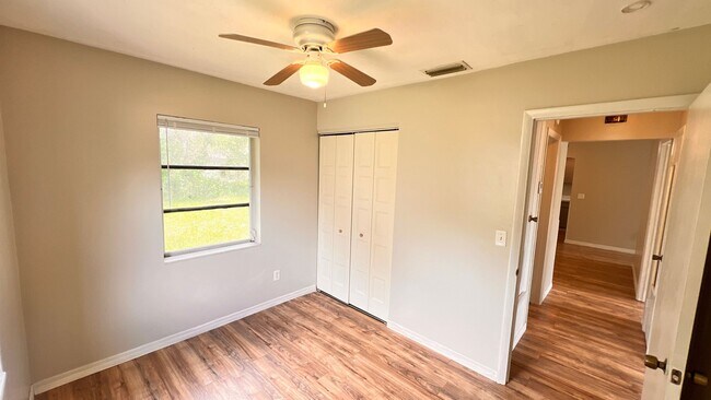 Building Photo - Lovely 2 Bedroom + Bonus Room, 1 Bathroom ...