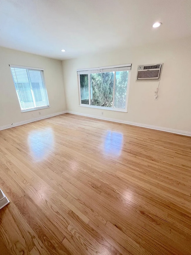 Building Photo - Unit 5