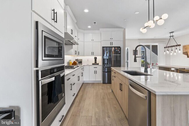 Building Photo - 908 Laurens Aly