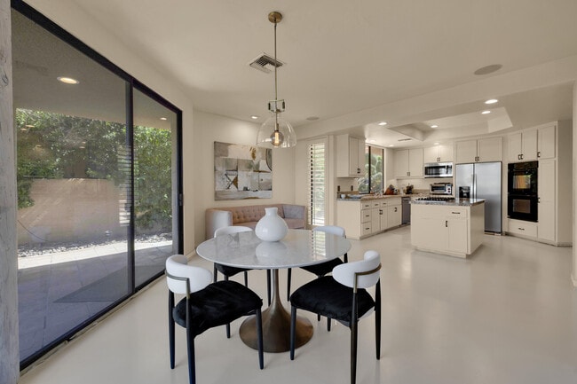 Building Photo - 76895 Avenida Fernando
