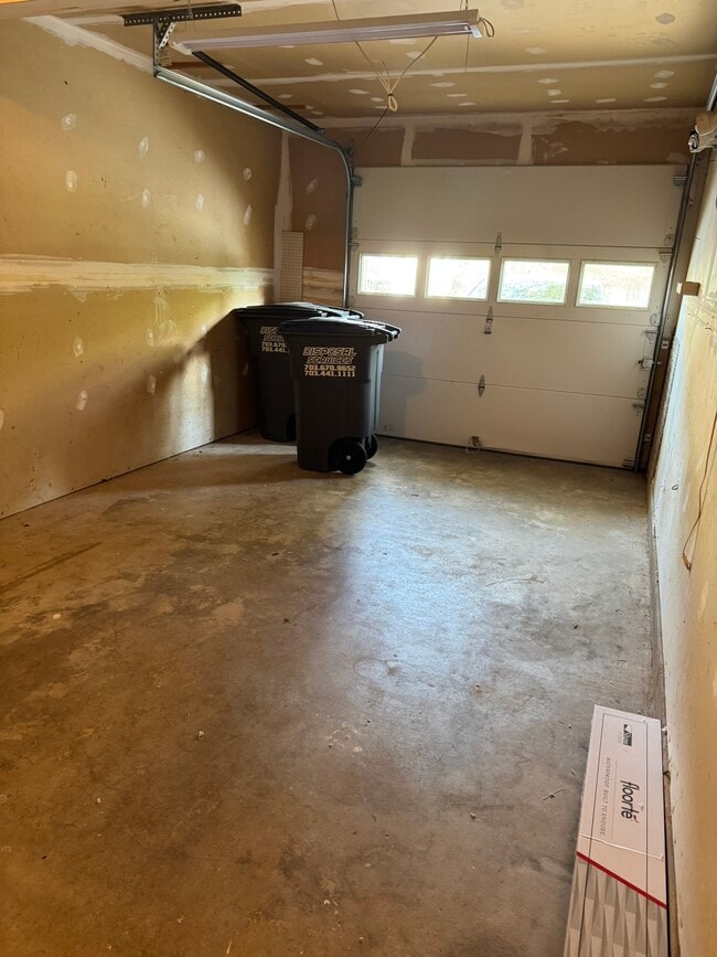Building Photo - 15538 Port Washington Ct