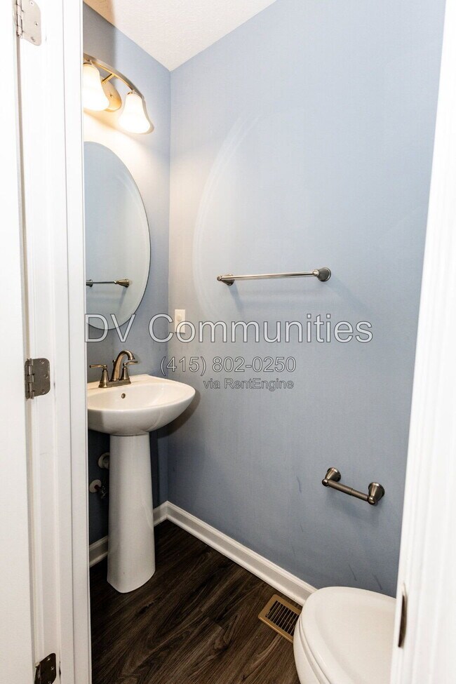 Building Photo - 7226 Hillsview Dr