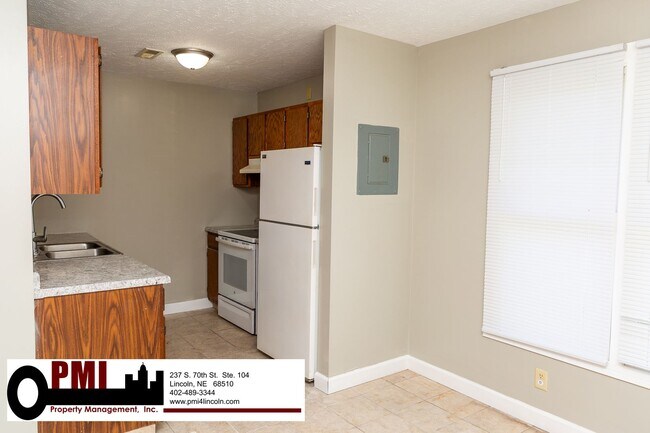 Building Photo - 3 Bedroom and 1.5 bathroom Duplex for rent