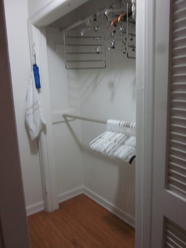 Building Photo - 832 N Detroit St