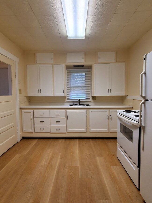 Building Photo - 3 bdrm, 1 bath home for $1995 Rent