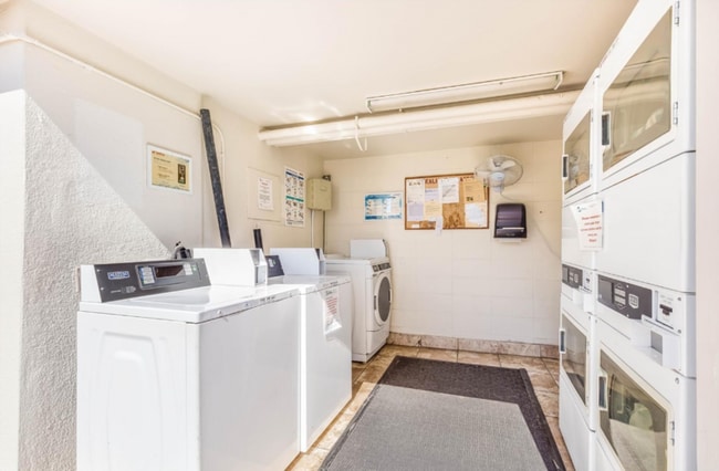 Building Photo - 425 Ena Rd