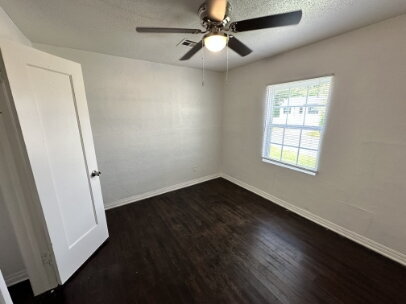 Building Photo - 3 BR Home  1 bathroom.