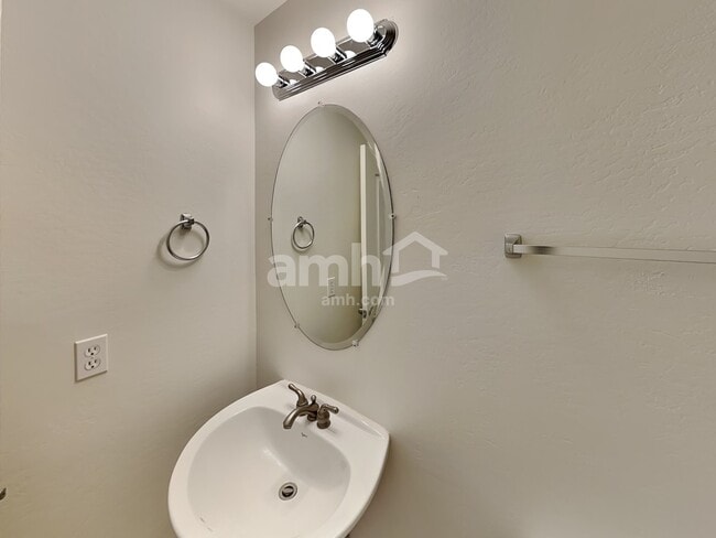 Building Photo - 466 E Penny Ln