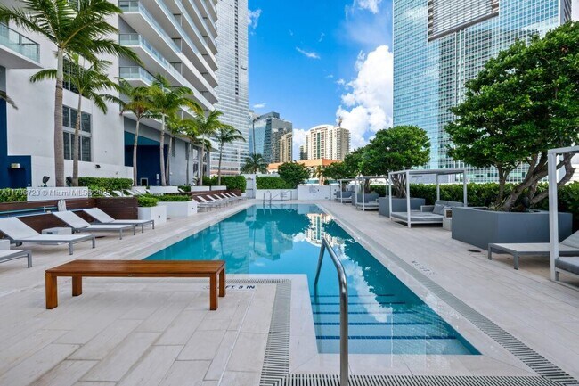 Building Photo - 1300 Brickell Bay Dr