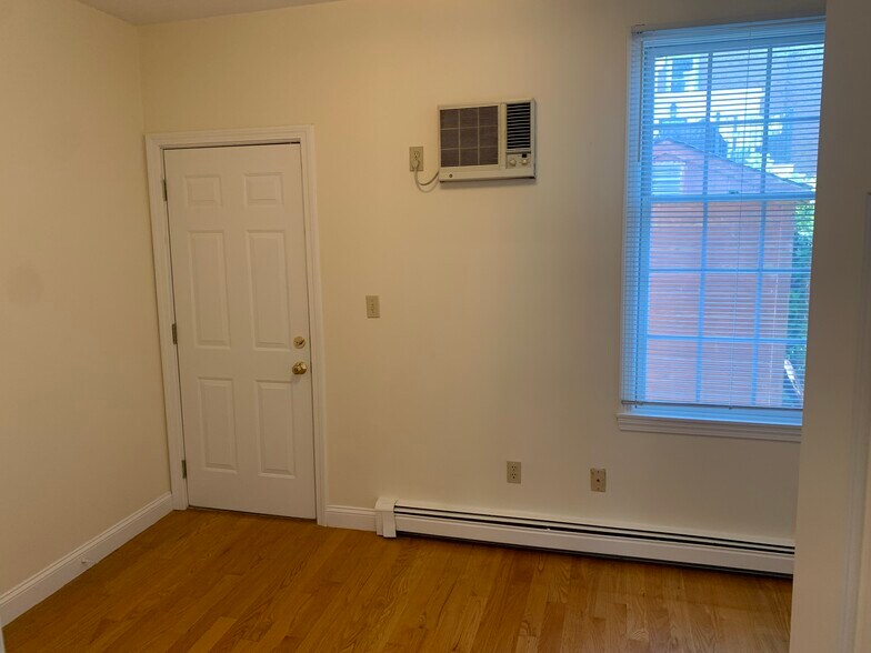 Building Photo - 202 Hurley St