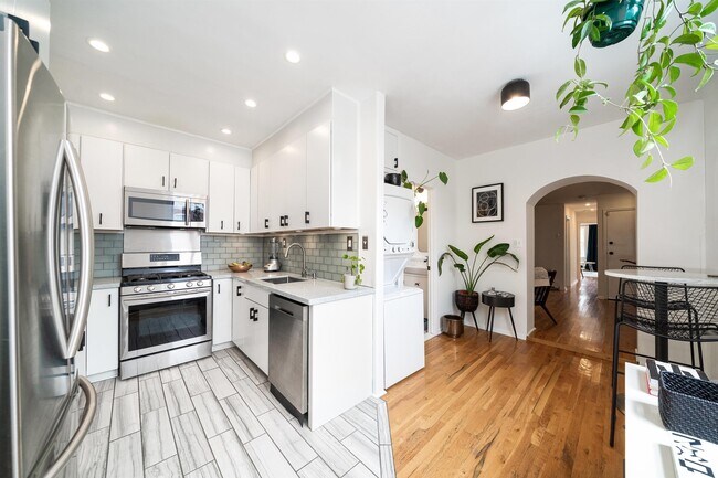 Building Photo - 331 Varick St