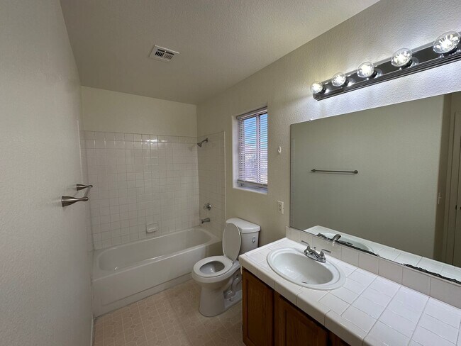 Building Photo - Pool and 4 bedrooms