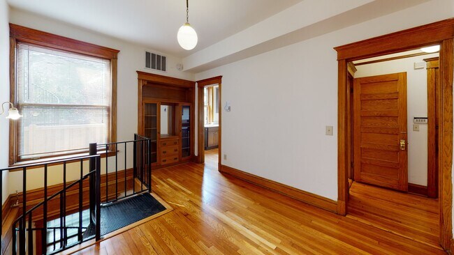 Building Photo - 3912 N Greenview Ave