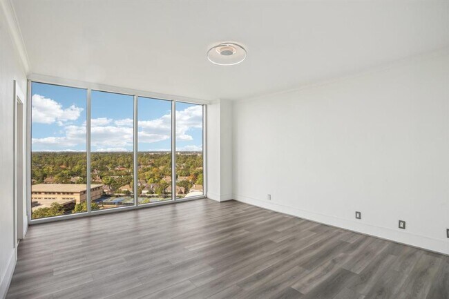 Building Photo - 121 N Post Oak Ln